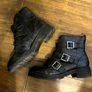 Moto boots with buckles